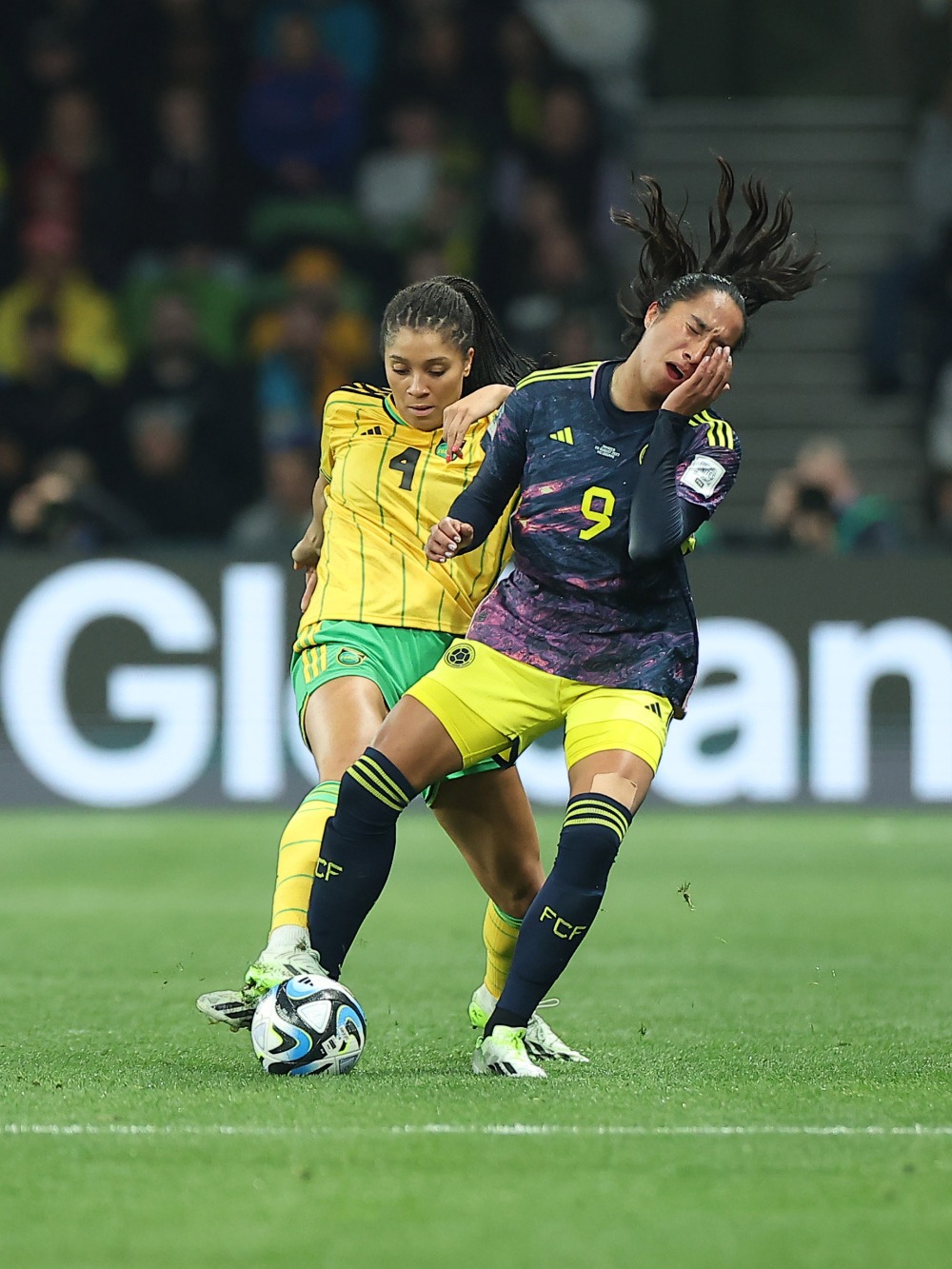 紧张足球比赛中,女队顽强拼搏 紧张足球比赛中,女队顽强拼搏