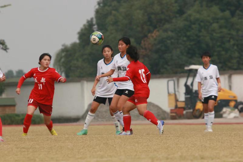 足球赛事中,女子球队取得惊人胜利! 足球赛事中,女子球队取得惊人胜利!