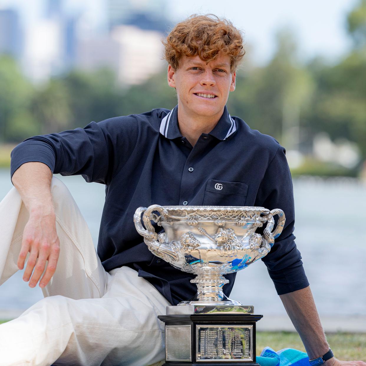 包含欧预赛冠军奖杯曝光，珍贵话题引言的词条