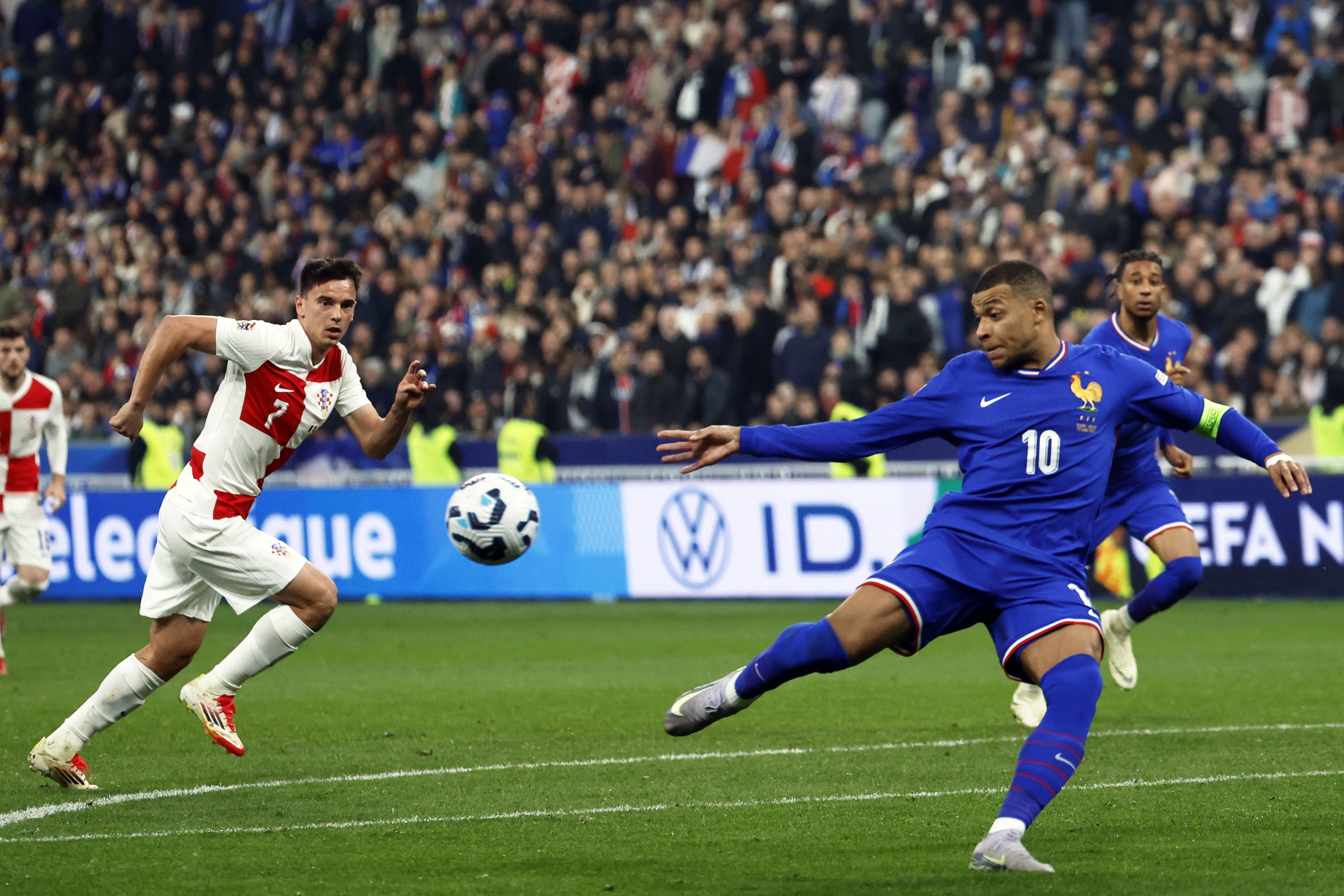 欧国联比赛频频上演绝杀,球队竞技激烈 欧国联比赛频频上演绝杀,球队竞技激烈