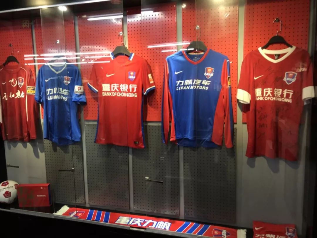 包含重庆斯威球员突破防线，取得压倒性胜利的词条