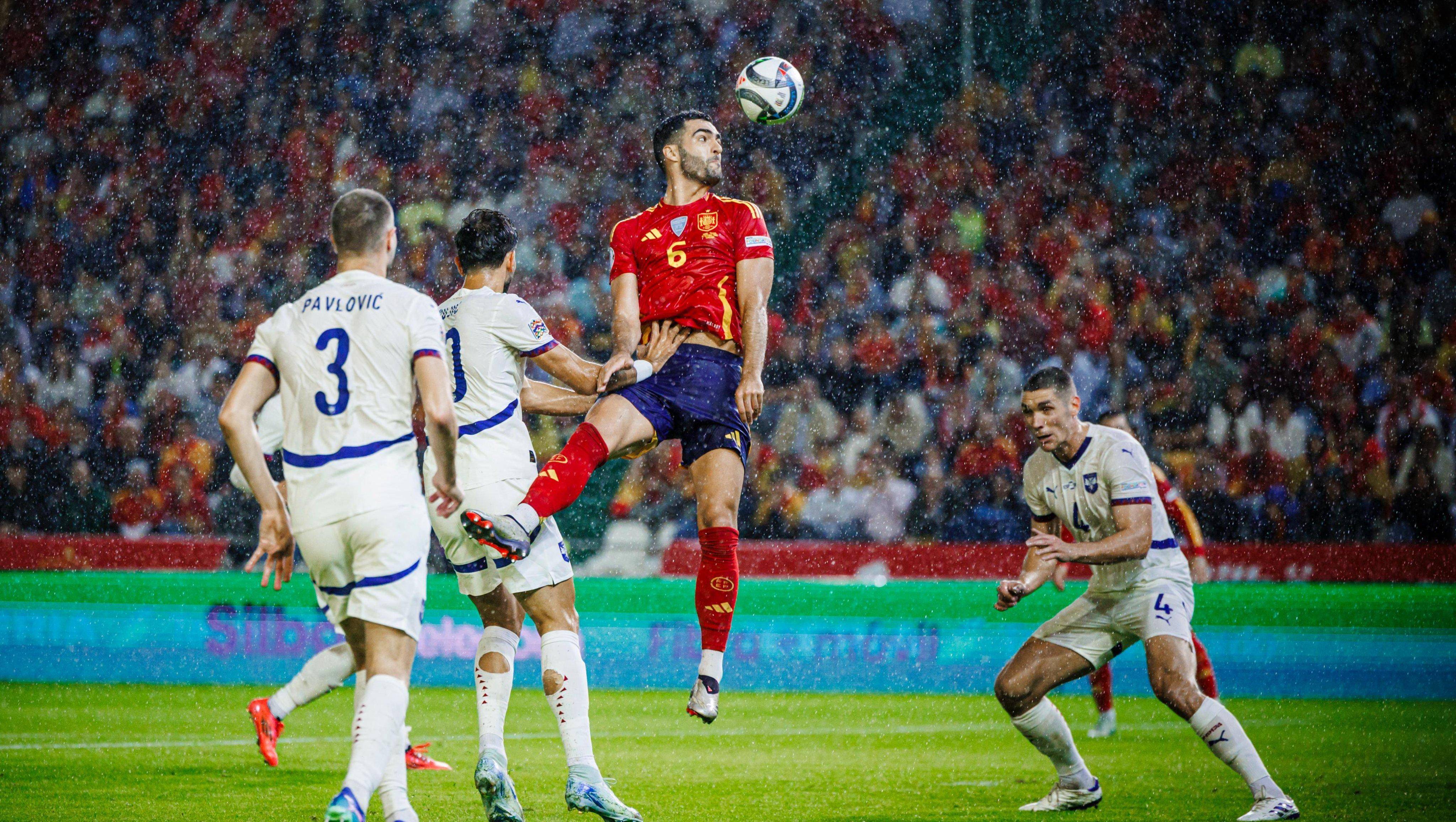 开云体育下载-欧国联比赛中球队赛后欢乐庆祝