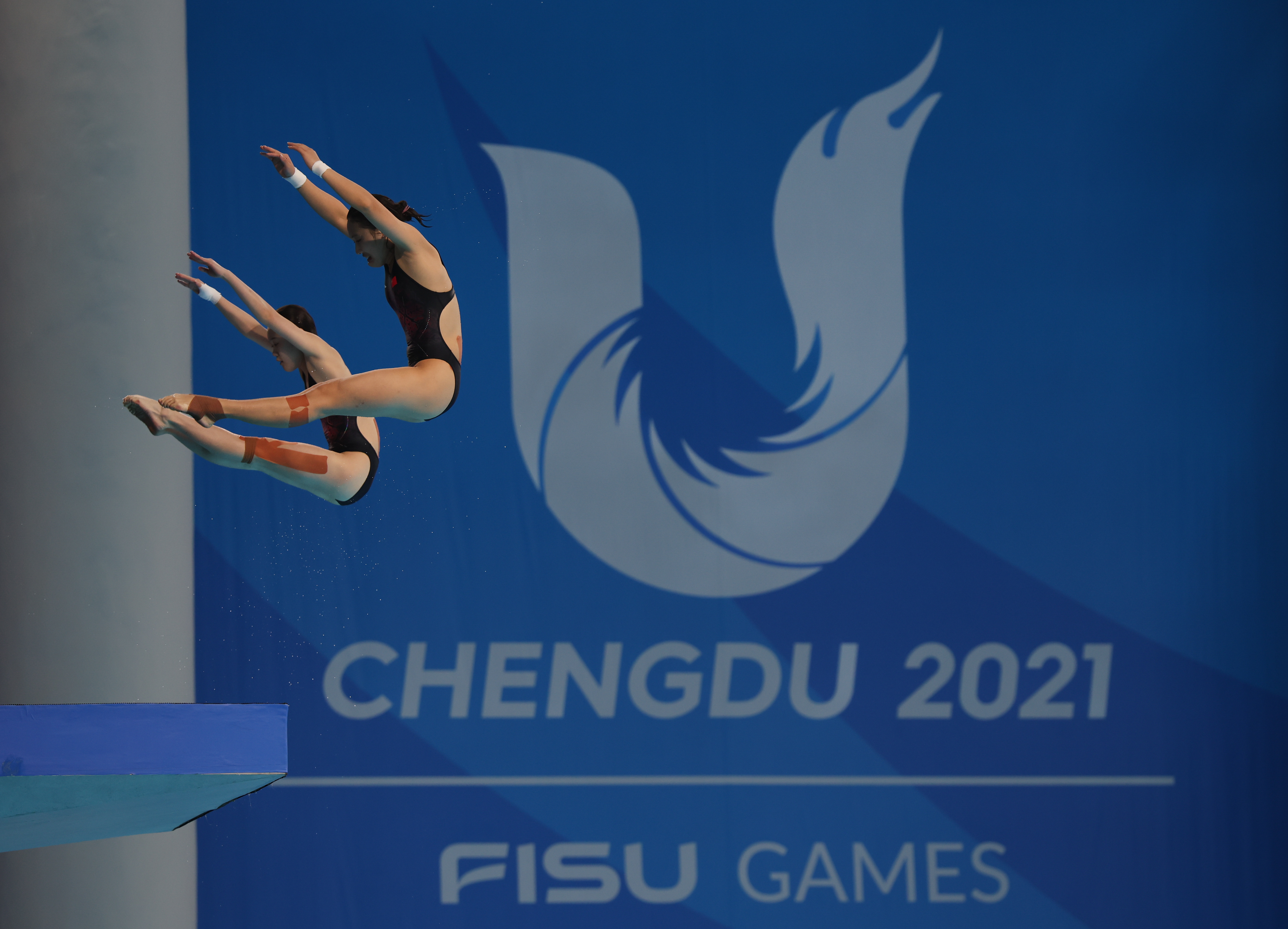 关于中国跳水队出色表现，再添两枚金牌的信息