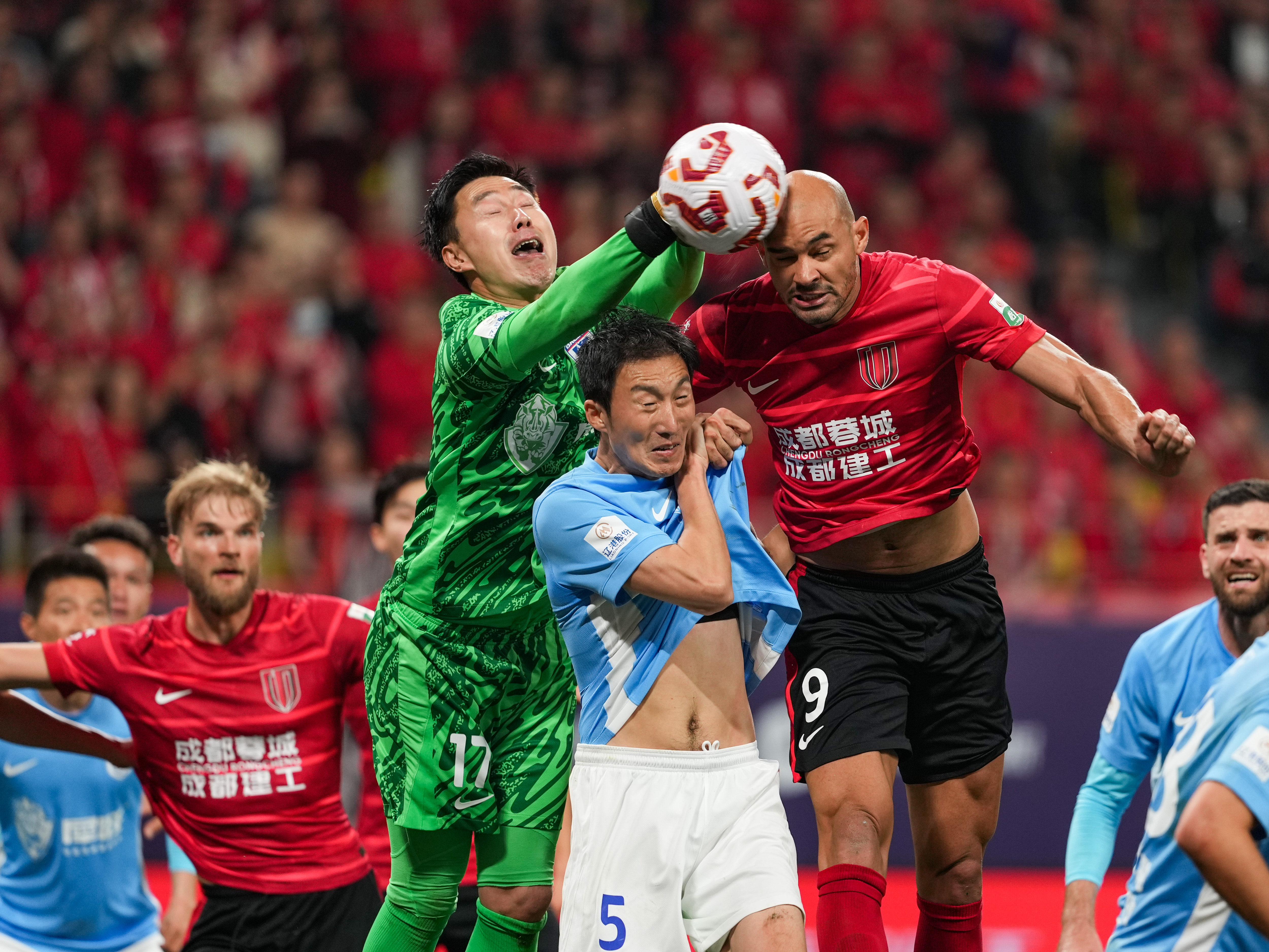 开云体育APP下载-中国足球大战一触即发，火爆现场的简单介绍