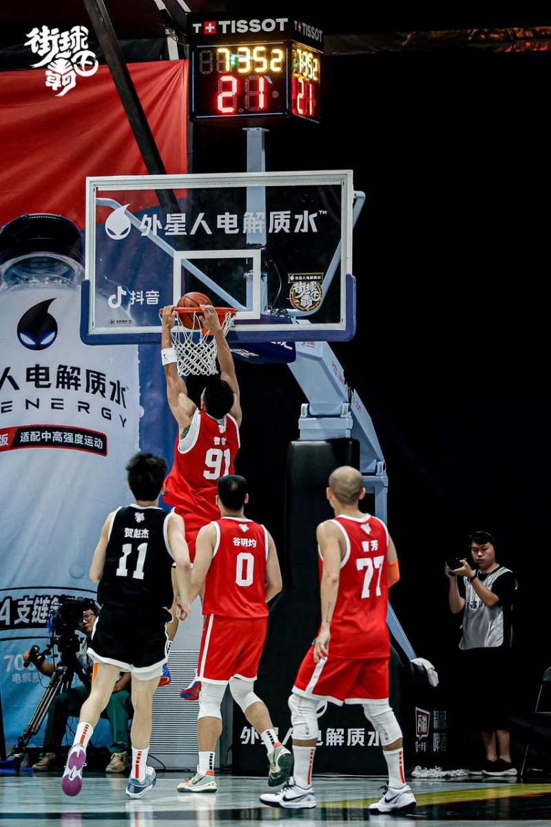 开云APP-篮球盛宴再度上演，球迷狂热支持