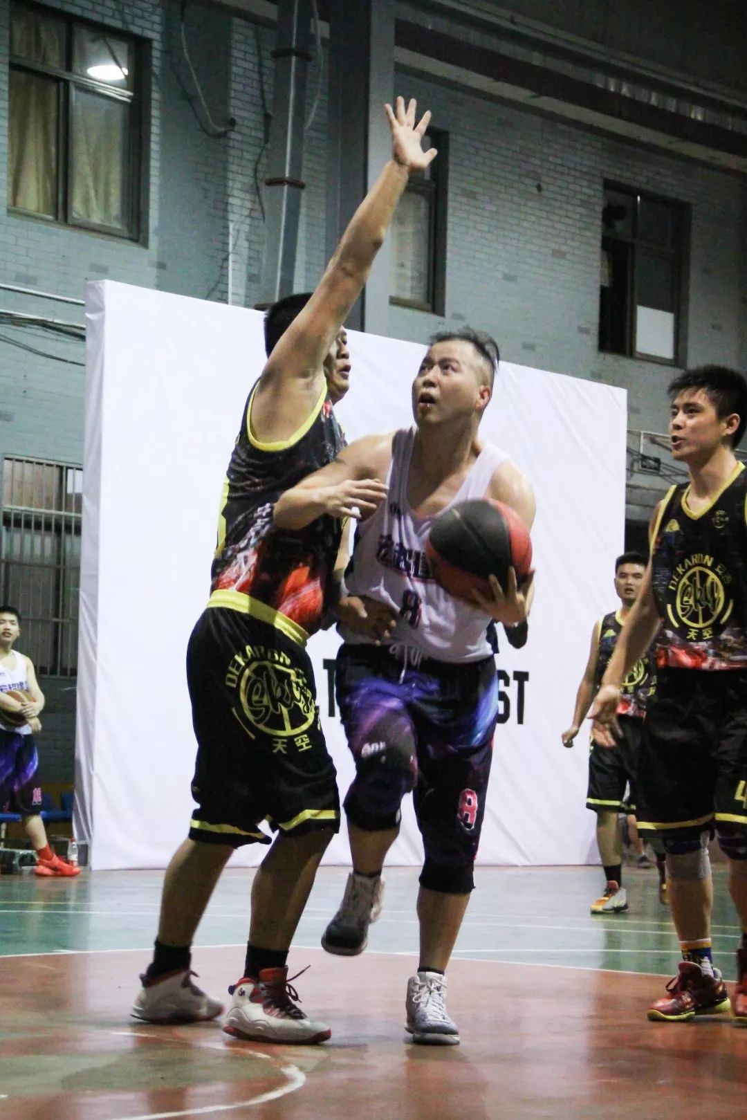 防守端发威,帮助球队稳操胜券 防守端发威,帮助球队稳操胜券