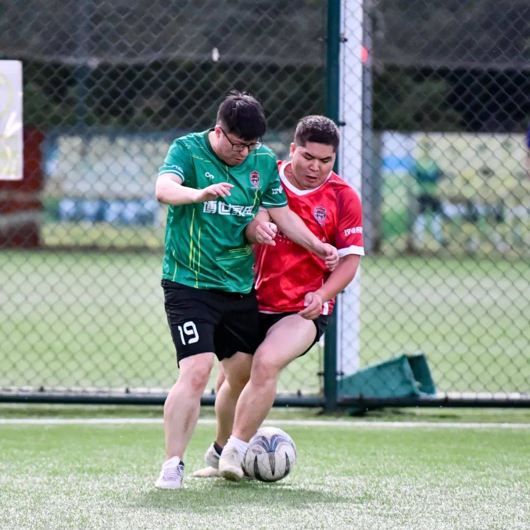 比赛白热化！观众目不转睛观看