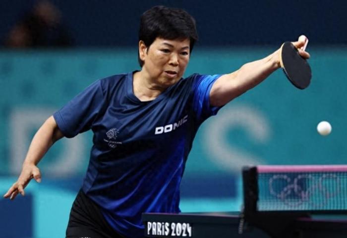 卢森堡选手在击剑比赛中获得男子佩剑季军