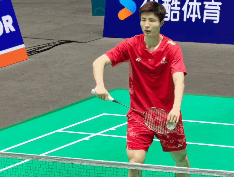 包含羽毛球男单决赛如火如荼，胜负难分的词条