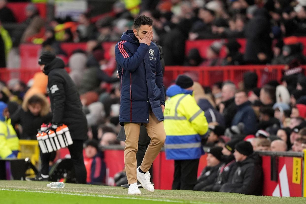 球队表现低迷，球迷情绪波动