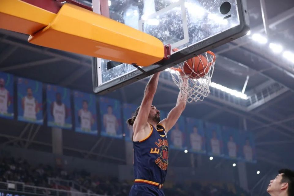 贵州球员在关键时刻拼抢，场面激烈