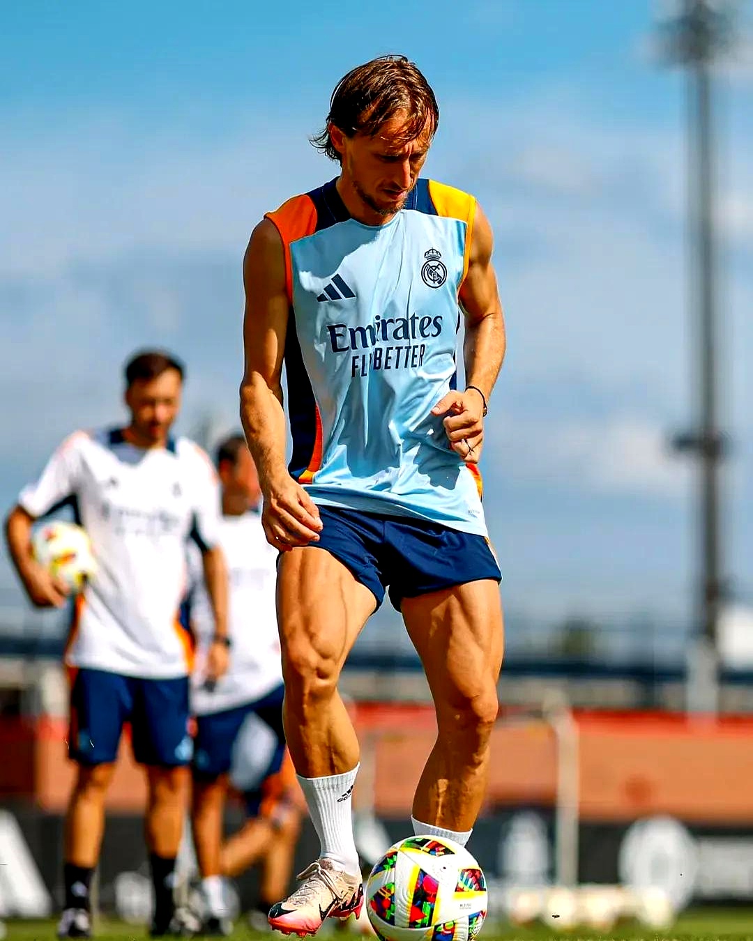 开云APP-西甲巨头皇马力擒马德里竞技，夺得联赛冠军