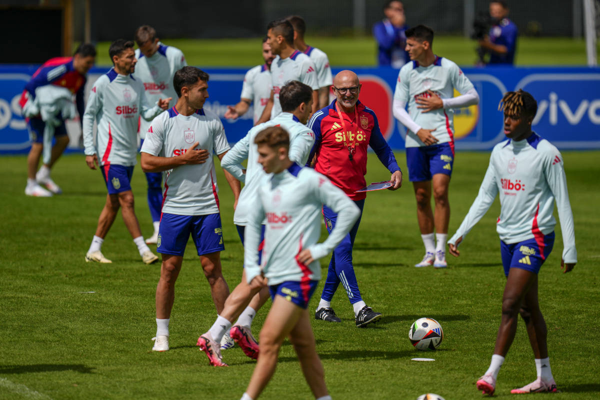 包含克罗地亚国家队晋级欧洲杯，球迷欢呼雀跃的词条