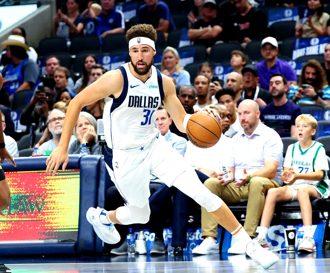 勇士客场大胜尼克斯，汤普森神勇表现