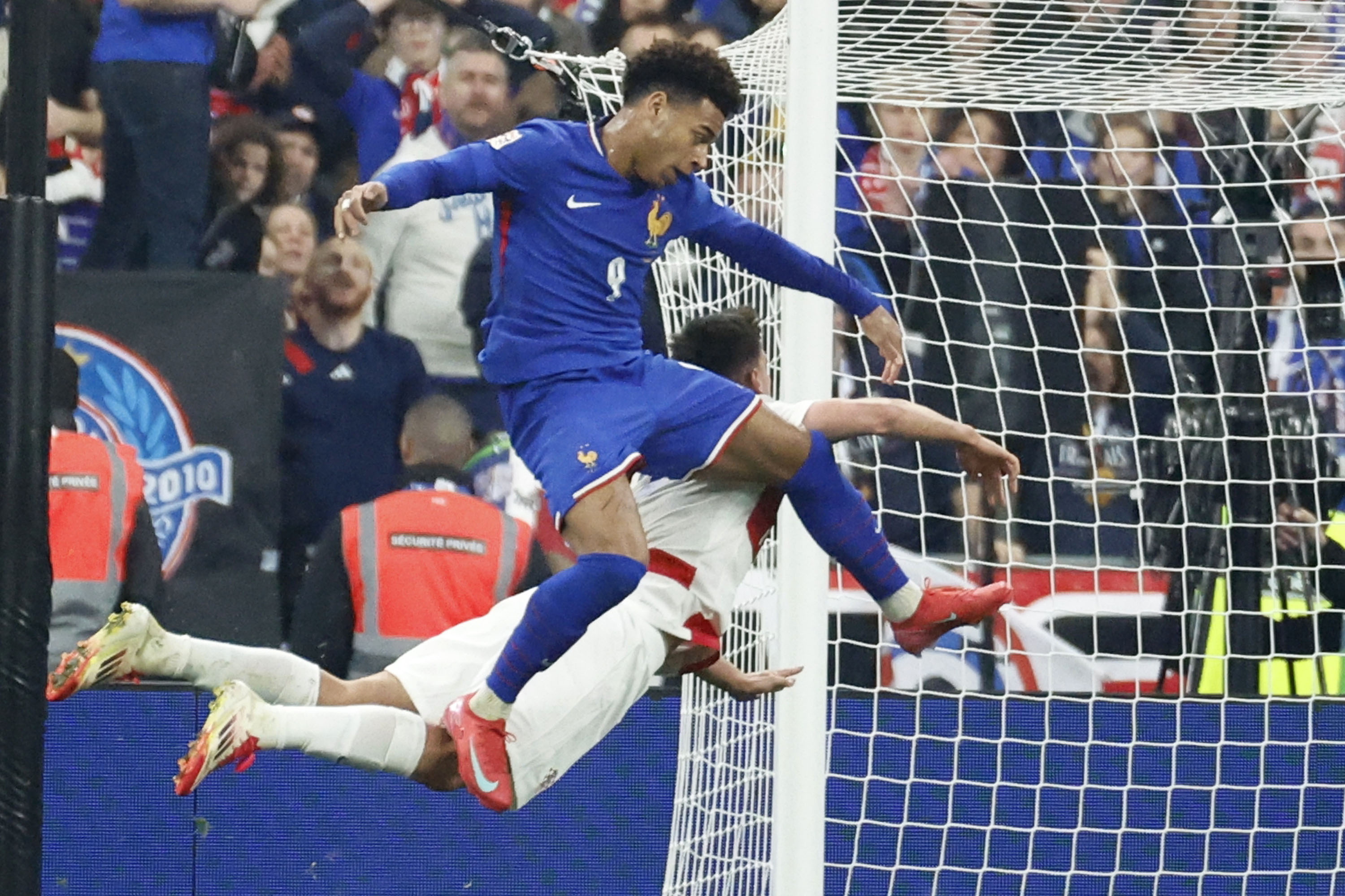 开云APP-法国足球队备战国际比赛，迎战瑞典队