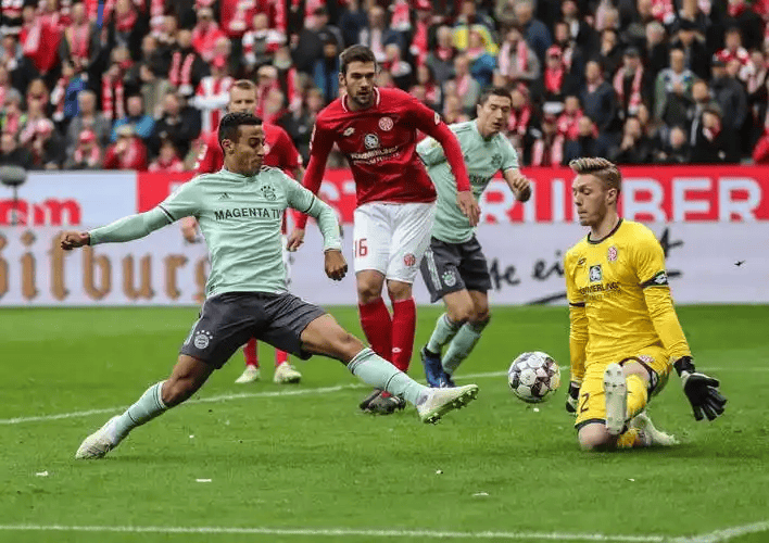 美因茨主场1-0小胜沙尔克04，豪取积分的简单介绍