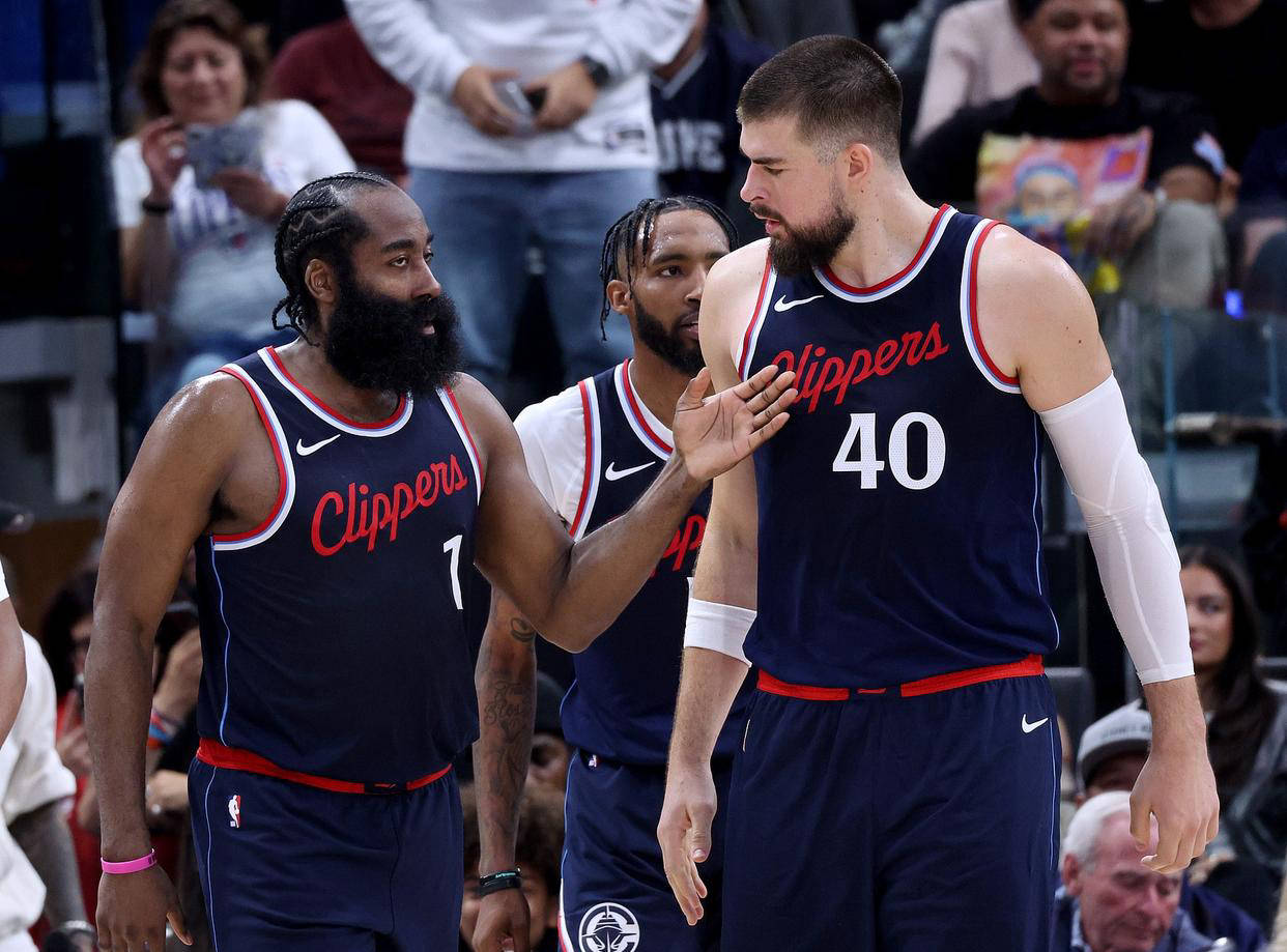 包含鹈鹕绝杀塞尔维亚男篮，伦纳德关键制胜的词条