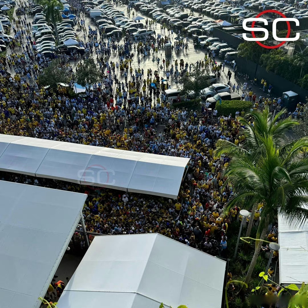 开云体育官网-场面火爆！美洲杯观众席沸腾不已